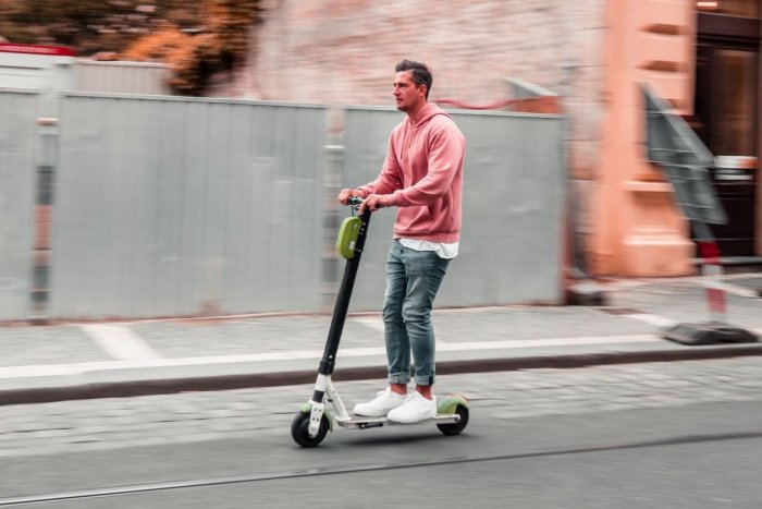 Ilustračný obrázok k článku Jazdíte na e-kolobežke? Mestská polícia s jarným obdobím zintenzívňuje KONTROLY