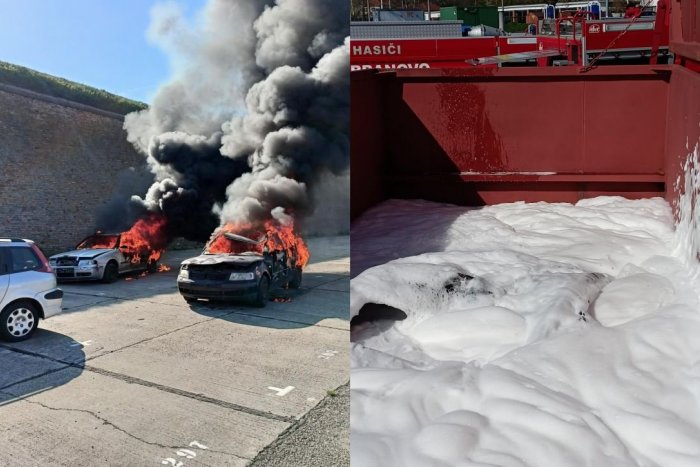 Ilustračný obrázok k článku Hasiči sa pripravujú na nehody elektromobilov: Autá chladia v špeciálnych kontajneroch