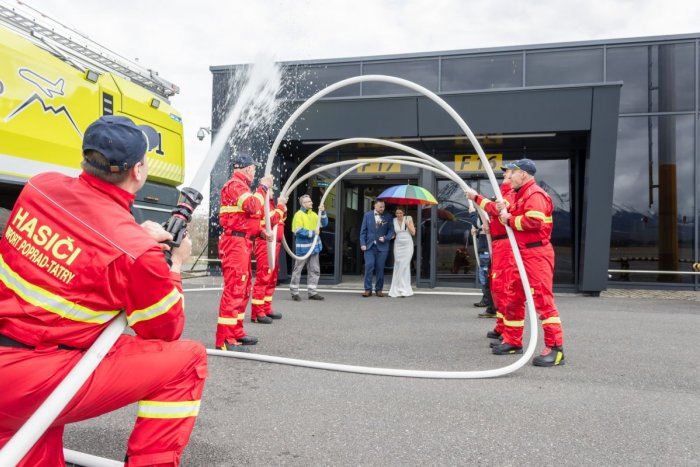 Ilustračný obrázok k článku Novomanželia na netradičnom mieste: Michala a Veroniku spojilo popradské letisko!