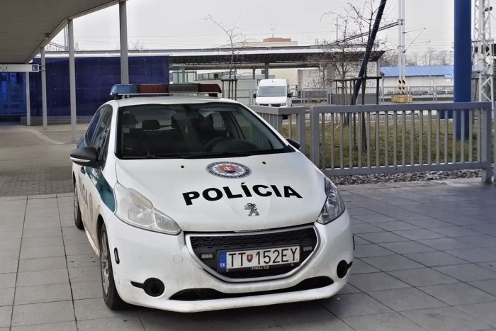Ilustračný obrázok k článku Trnavskí policajti ZACHRÁNILI život nešťastnému mužovi: ZASTAVIŤ museli aj vlakovú dopravu