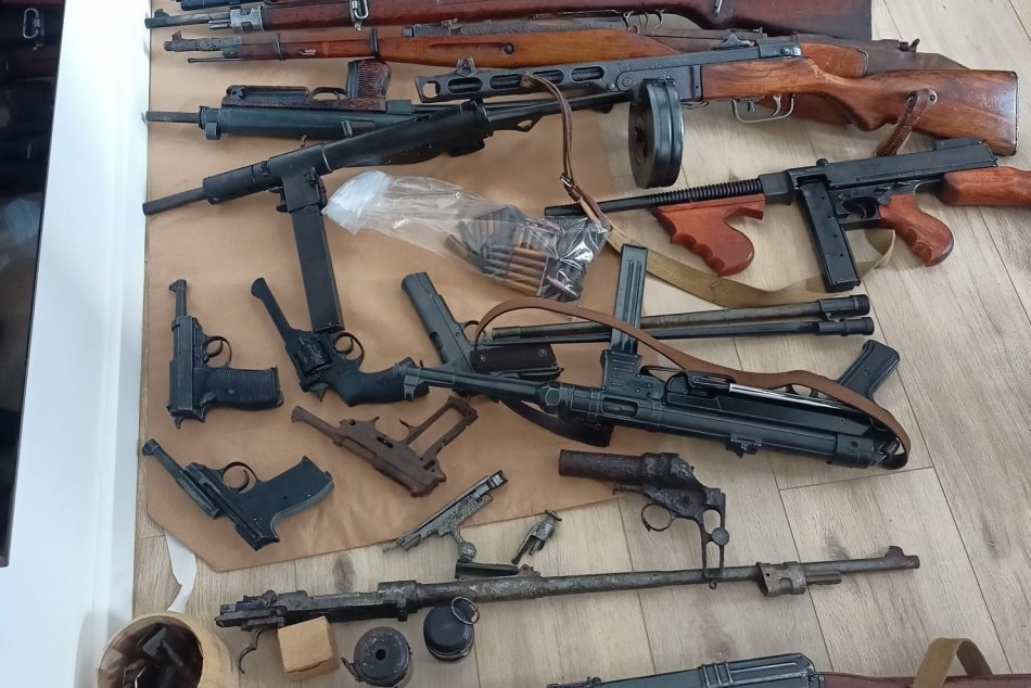 Ilustračný obrázok k článku Akcia s krycím názvom Rota: NAKA pri Bystrici zaistila desiatky ZBRANÍ aj VÝBUŠNINY