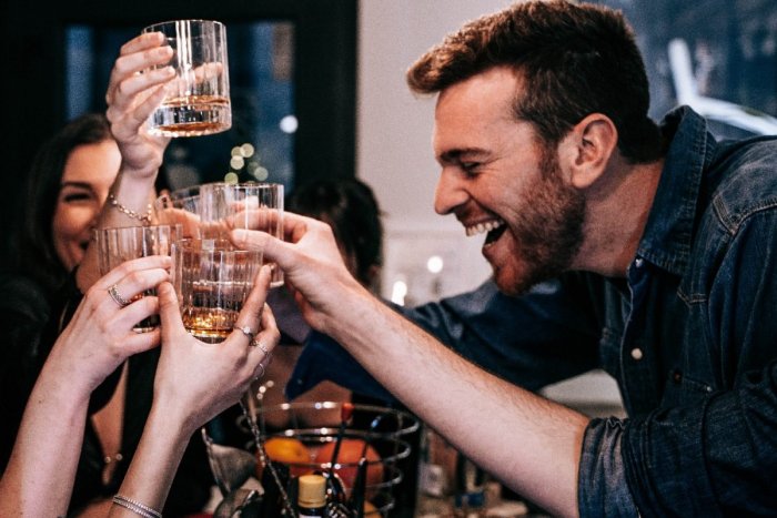 Ilustračný obrázok k článku Večer v kaviarni im ZMENIL životy: Partia kamarátov vyhrala 123 MILIÓNOV eur