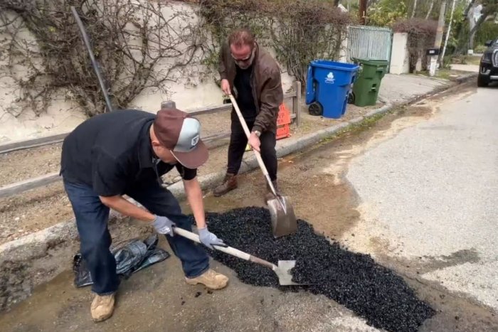 Ilustračný obrázok k článku Akčný hrdina Schwarzenegger s LOPATOU v ruke: Výtlk pred domom si musel opraviť sám