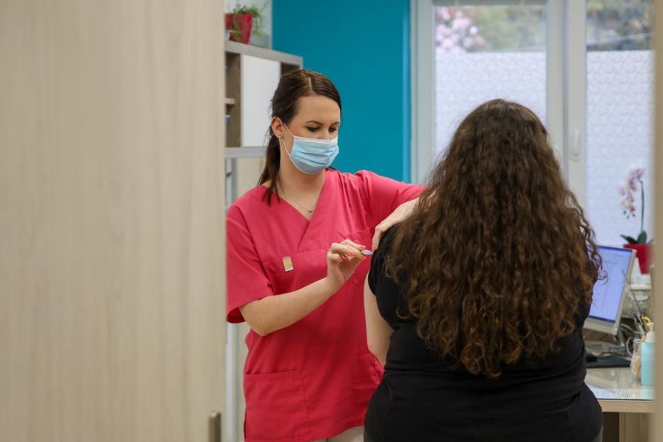 Ilustračný obrázok k článku Vo viacerých mestách prebieha špeciálne očkovanie: Vakcína je proti rakovinotvornému vírusu