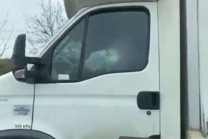 Ilustračný obrázok k článku Ani policajti NECHÁPALI, čo sa to deje: Šofér počas jazdy čítal FAKTÚRY!