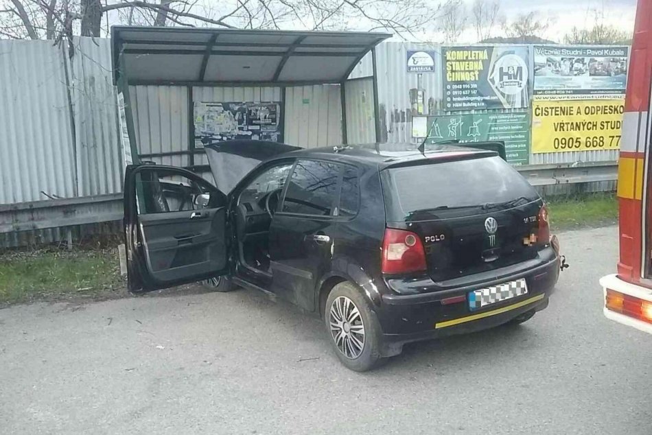 Ilustračný obrázok k článku Ďalší vodič NAPÁLIL autom do zastávky: Ešte šťastie, že tam nestáli ľudia! FOTO