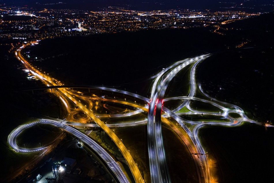 Ilustračný obrázok k článku Diaľničiari ukázali križovatku smerom na Poprad: Originálne osvetlená vyzerá ÚŽASNE, FOTO