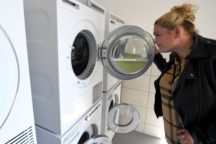 Ilustračný obrázok k článku Vzniklo aj jedno pracovné miesto: Na Rómskej ulici otvorili hygienické centrum, FOTO