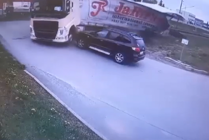 Ilustračný obrázok k článku Autentické VIDEO zo zrážky kamióna s vlakom: Na priecestie šiel pomaly a nasledoval NÁRAZ!