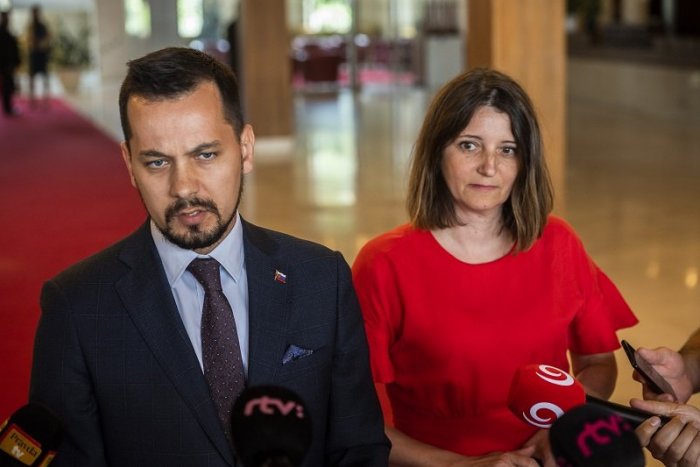 Ilustračný obrázok k článku Šeliga a Žitňanská si to namierili k Hegerovi: Demokrati chcú priniesť POKOJ do politiky