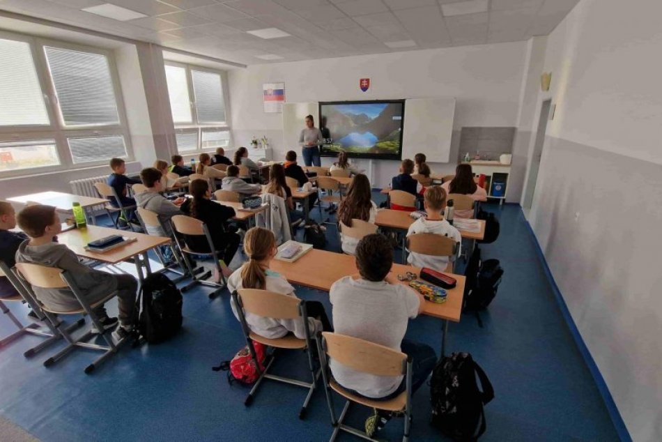 Ilustračný obrázok k článku Veľké ZMENY v škole na Važeckej ulici: Žiaci odteraz využívajú aj dotykové panely, FOTO