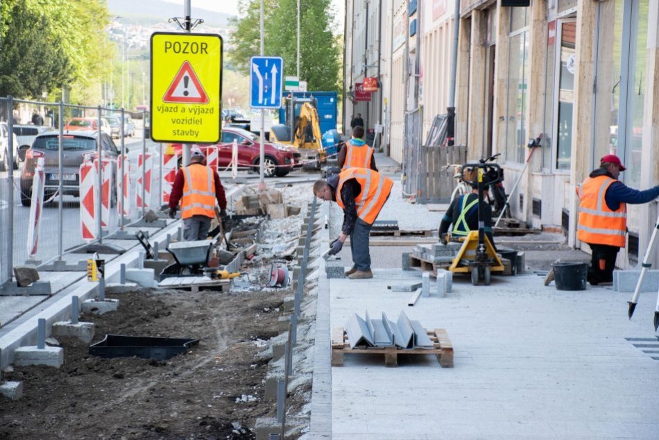 Ilustračný obrázok k článku Zničený asfalt nahradí nová dlažba: Ako napredujú práce na rekonštrukcii Mostnej?