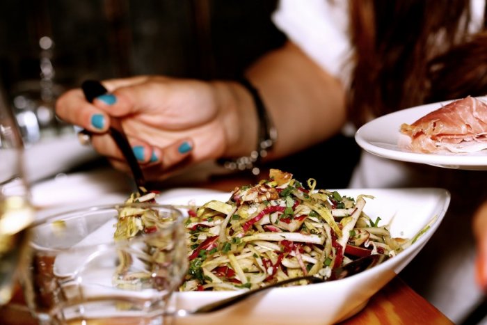 Ilustračný obrázok k článku Obed v reštaurácii či z donášky je čoraz DRAHŠÍ ŠPÁS: Kde šli ceny najviac hore?