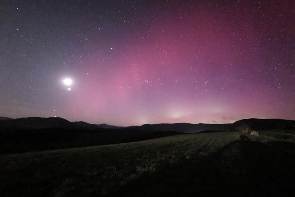 Ilustračný obrázok k článku Nevídaná NÁDHERA nad Slovenskom: Benjamín nafotil FIALOVÚ polárnu žiaru, FOTO