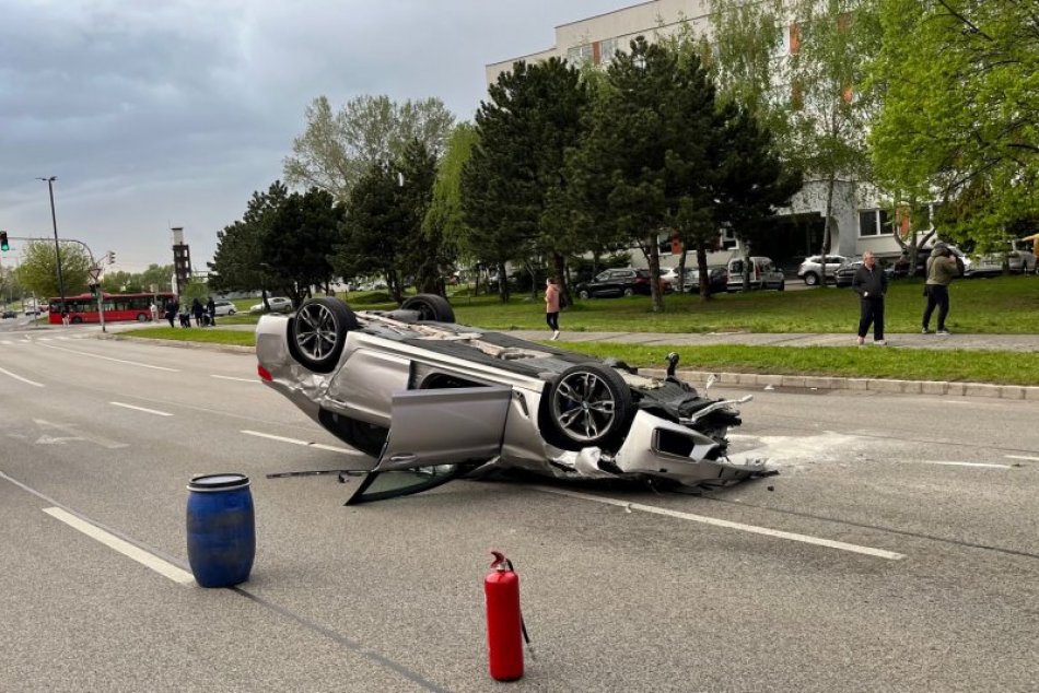 Ilustračný obrázok k článku HROZIVÁ nehoda: Športiak sa zrazil s autobusom, VPÁLIL do áut a skončil na streche! FOTO