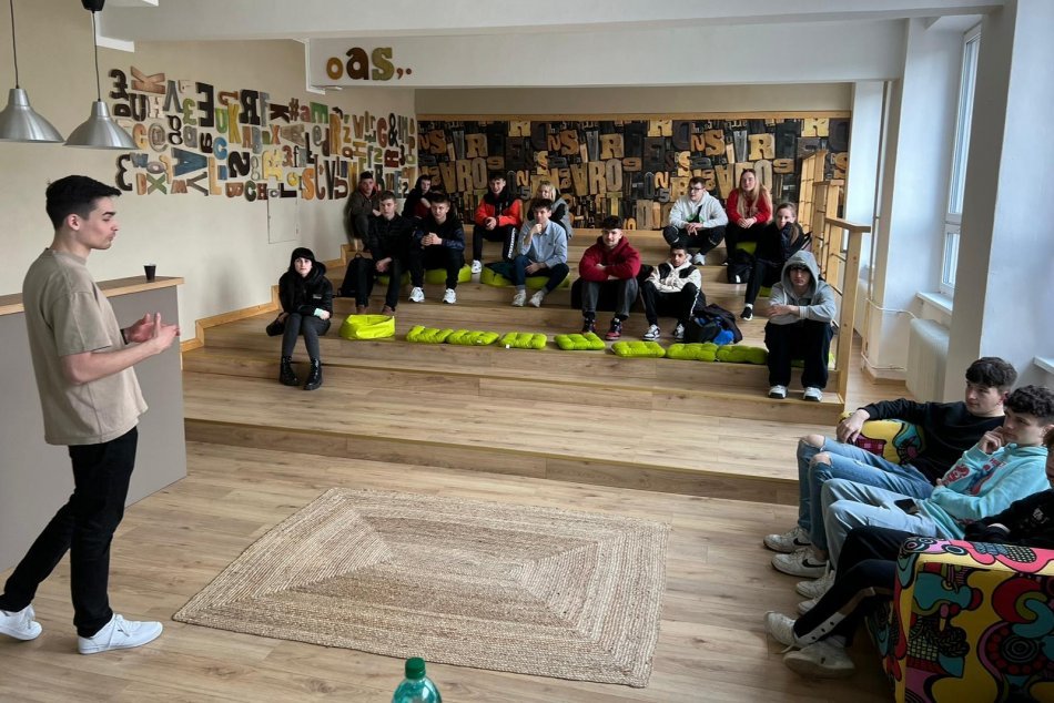 Ilustračný obrázok k článku Žiadne výchovné koncerty, žiadne prednášky. Influenceri motivujú mladých k životu bez cigariet inak