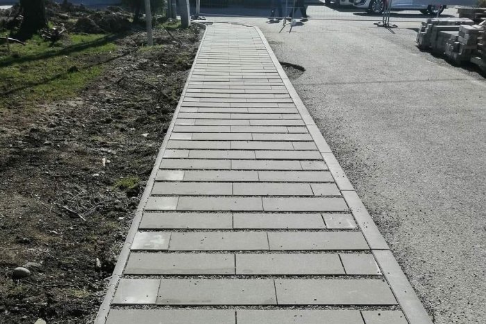 Ilustračný obrázok k článku Spomaľovač pre kočíky a kolobežky? Ľudí ZABÁVA vynovený CHODNÍK, obec prišla s vysvetlením