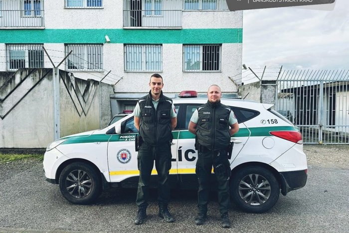 Ilustračný obrázok k článku Šľachetné GESTO policajtov: Dali z vlastného, aby pomohli uzimeným a hladným MIGRANTOM