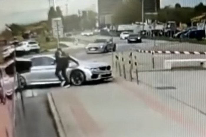 Ilustračný obrázok k článku VIDEO, z ktorého behá mráz po chrbte: Chodec len o vlások ušiel rútiacemu sa autu!