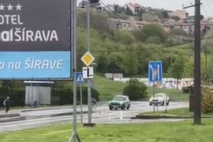 Ilustračný obrázok k článku Lialo ako z krhly, žena stála v meste na zastávke: To, čo videla, ju VYTOČILO do vývrtky!