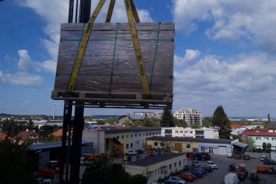 Ilustračný obrázok k článku Nitra začala inštalovať FOTOVOLTIKU: Na strechu Službytu položili 64 panelov