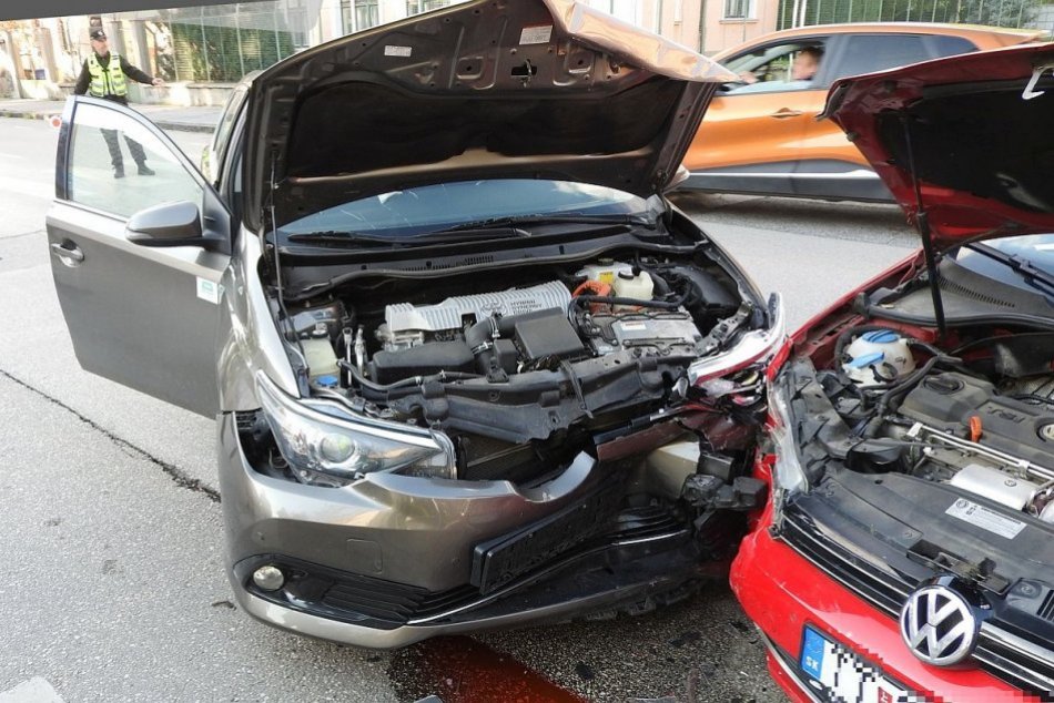 Ilustračný obrázok k článku Dve nehody sa neskončili len pokrčenými plechmi: Zranilo sa pri nich až PÄŤ ľudí!