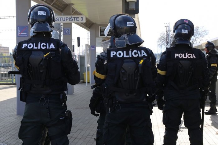 Ilustračný obrázok k článku Polícia upozorňuje pred RIZIKOVÝM zápasom: Za výtržnosti hrozí až 1000-eurová pokuta!