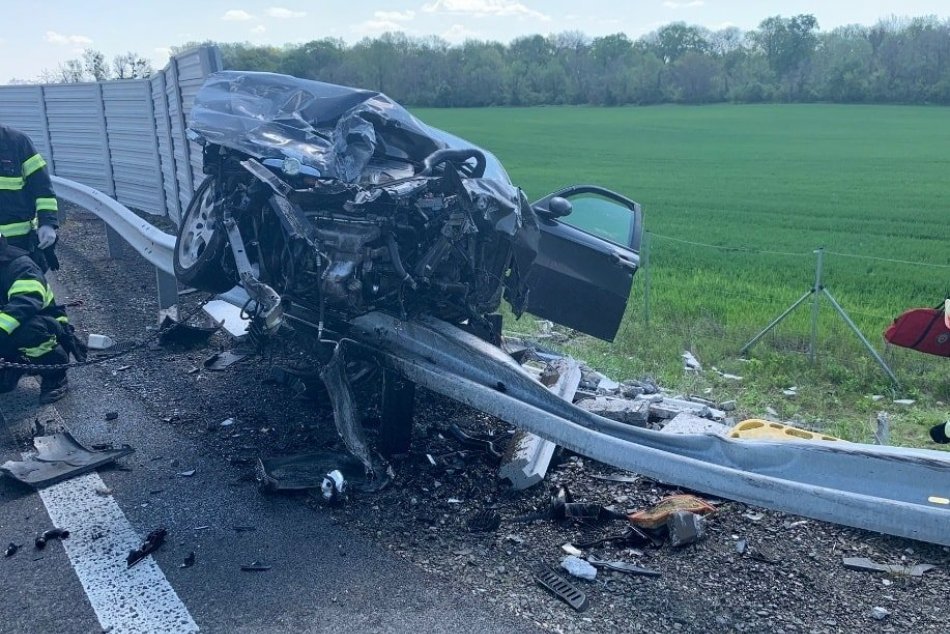 Ilustračný obrázok k článku HROZIVÝ pohľad: Z auta po náraze zostala len kopa šrotu! Vodička skončila v nemocnici, FOTO