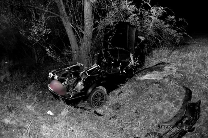 Ilustračný obrázok k článku Ďalšia TRAGÉDIA na našich cestách: Silný náraz do stromu neprežila 18-ročná šoférka