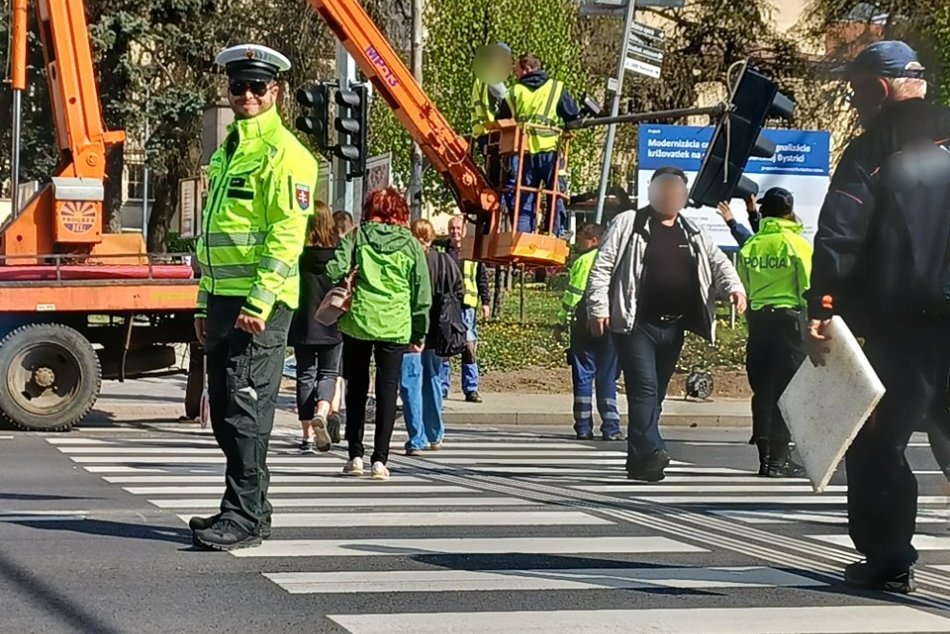 Ilustračný obrázok k článku Policajti sú opäť v AKCII: MODERNIZÁCA čaká ďalšie semafory v Bystrici, FOTO