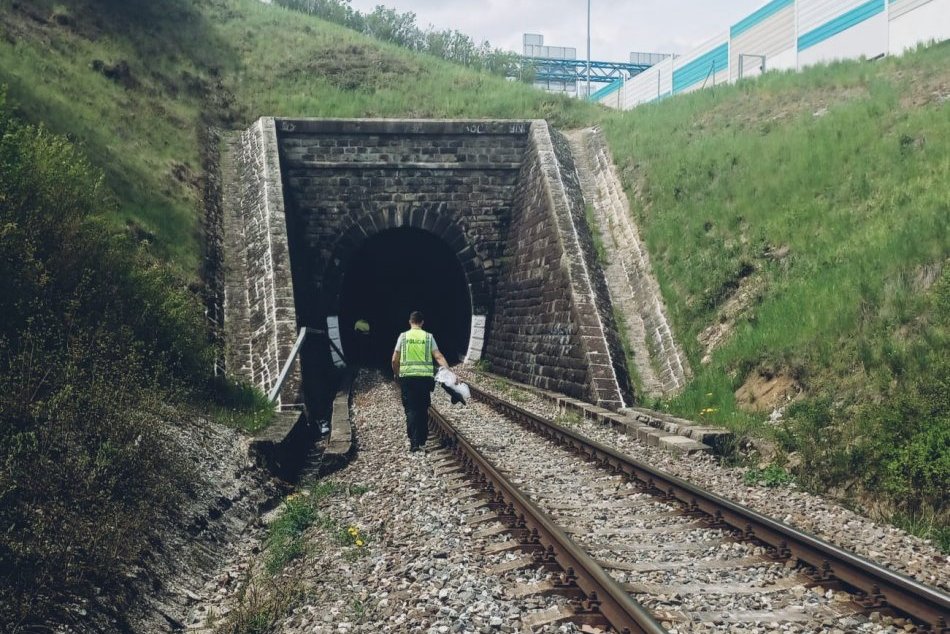 Ilustračný obrázok k článku Rušňovodičovi sa naskytol HROZNÝ pohľad: V tuneli bolo nehybné ľudské telo, FOTO