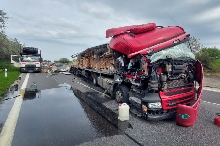 Ilustračný obrázok k článku Veľká dopravná KOMPLIKÁCIA: Na diaľnici D1 sa PREVRÁTIL kamión!