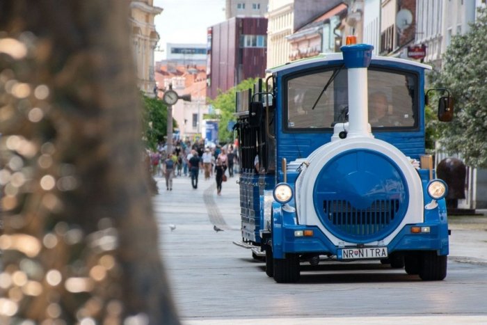 Ilustračný obrázok k článku Turistický vláčik vás odvezie na Včelárske slávnosti: Premávať bude z námestia