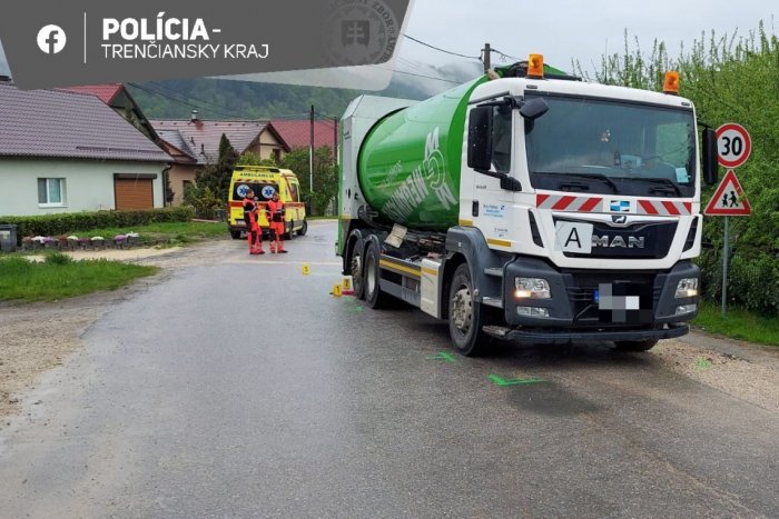 Ilustračný obrázok k článku Tragédia na Považí: Smetiarske auto nacúvalo do matky troch detí, na mieste zomrela
