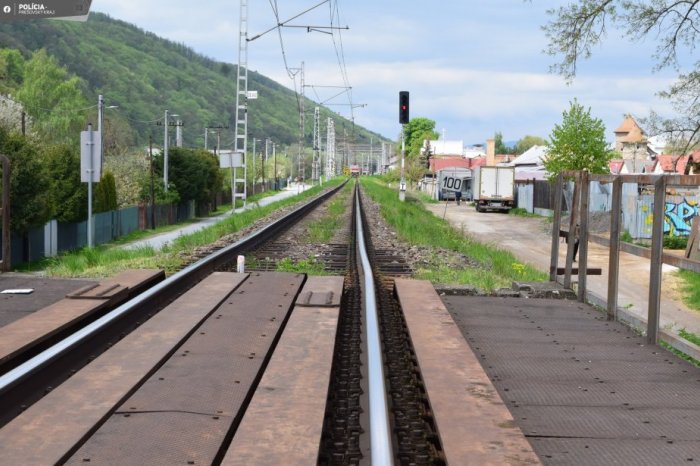 Ilustračný obrázok k článku V Ťahanovciach skočil pod vlak 12-ročný chlapec: ŠIKANOVAŤ ho mali kvôli inakosti