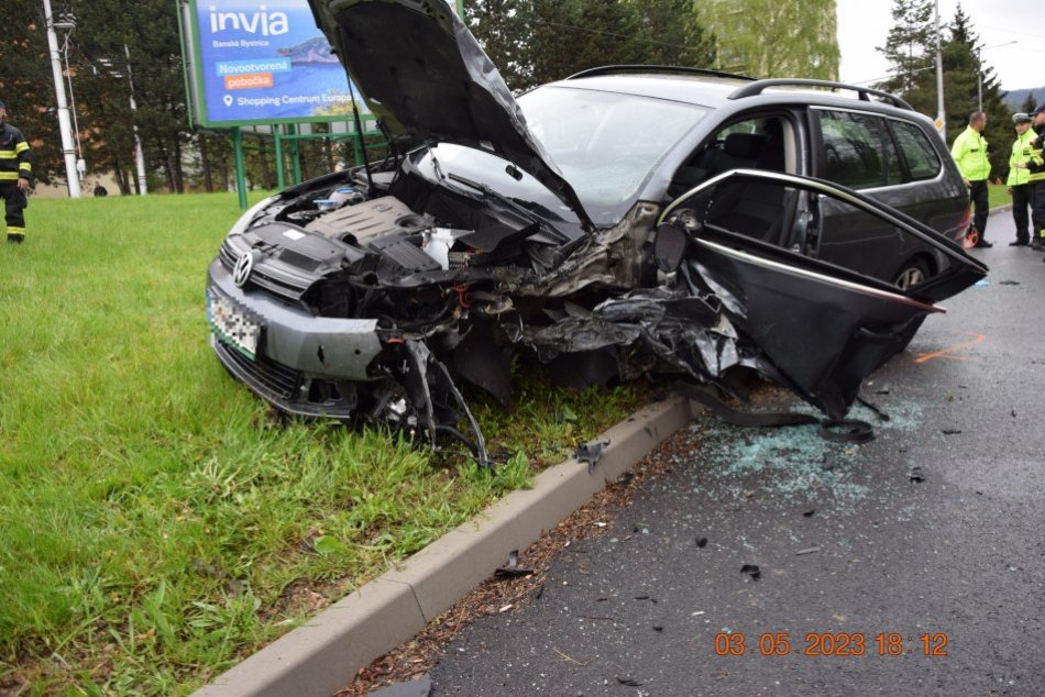 Ilustračný obrázok k článku HROZIVÁ zrážka na bystrickom sídlisku: Oboch vodičov previezli do nemocnice, FOTO