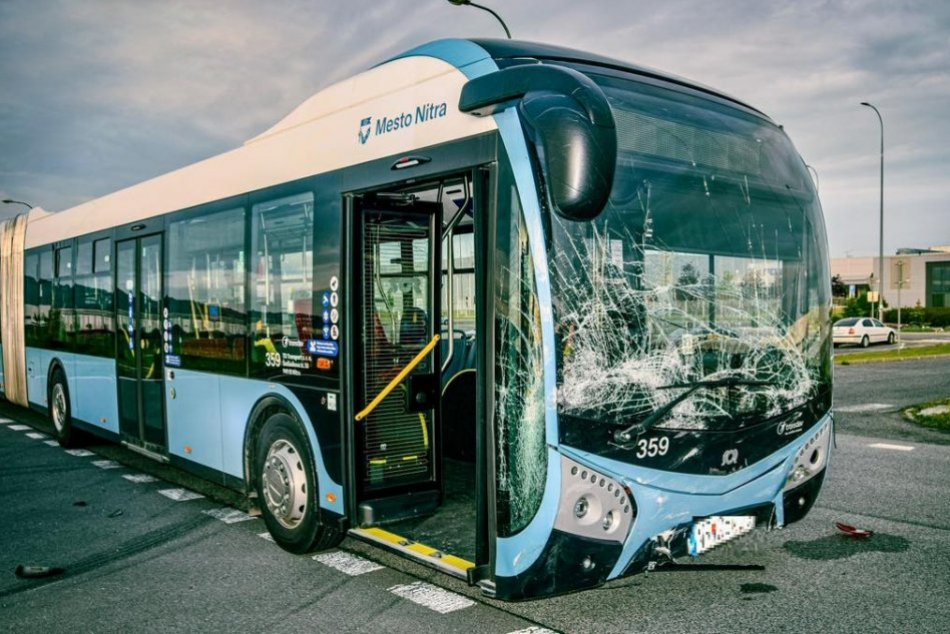 Ilustračný obrázok k článku Vodička nedala v priemyselnom parku prednosť: ZDEMOLOVALA autobus! FOTO