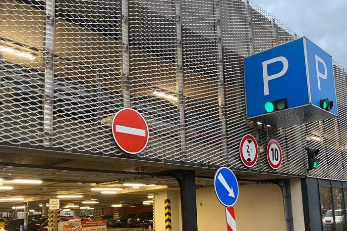 Ilustračný obrázok k článku Kryté parkovisko nie je pre každého: Vodičov v Poprade zdržala KURIÓZNA situácia, FOTO