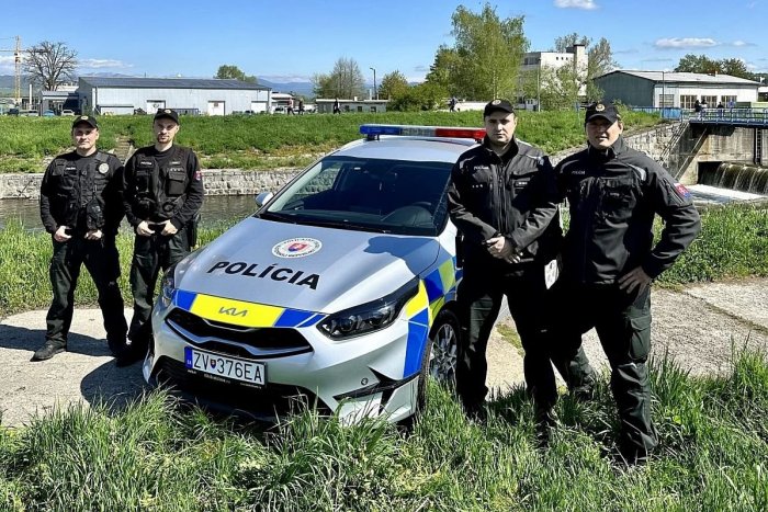 Ilustračný obrázok k článku Policajti zachránili ZÚFALÚ ženu! Vliezli za ňou do ROZBÚRENÉHO Hrona