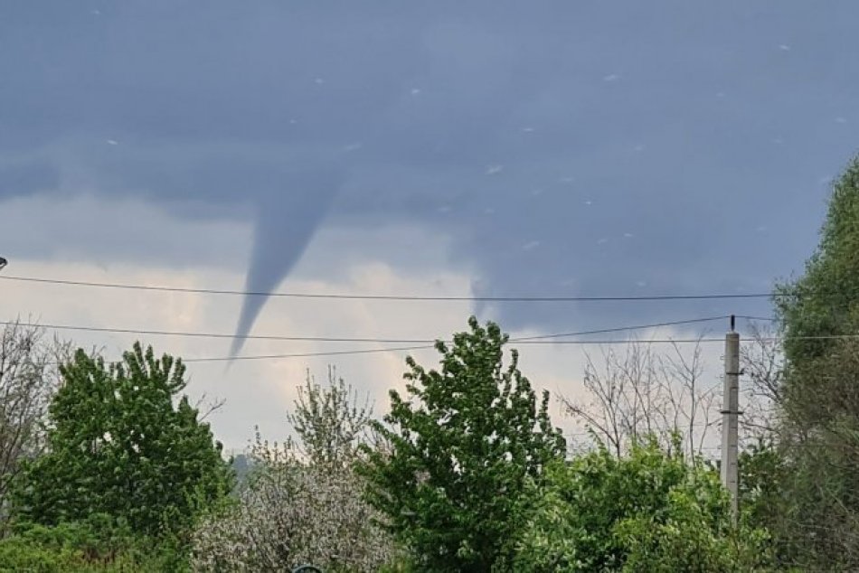 Ilustračný obrázok k článku AKTUALITA: Blízko hraníc so Slovenskom zosadlo TORNÁDO a napáchalo škody!