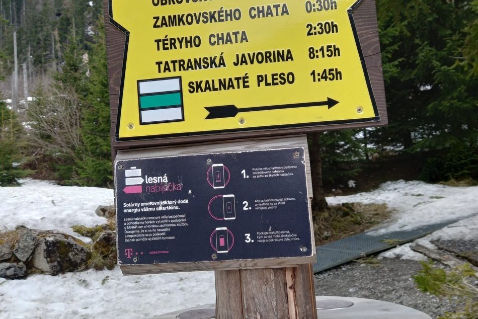 Ilustračný obrázok k článku Technológia počas turistiky? Áno, vo Vysokých Tatrách nájdeme aj lesnú nabíjačku, FOTO