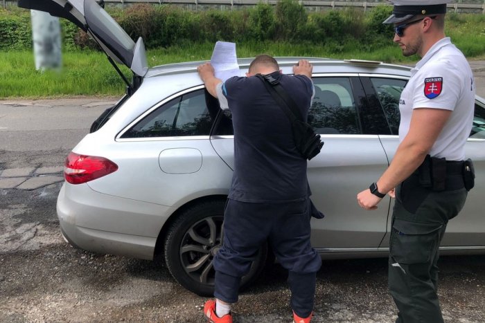 Ilustračný obrázok k článku PODARENÝ párik v Bratislave: Šofér sa vyhováral, ale spolujazdkyňa? DROGOVALI sme spolu!