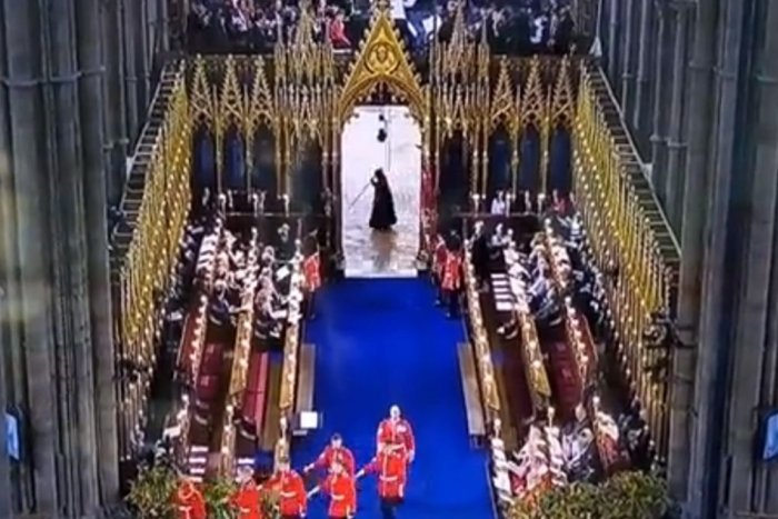 Ilustračný obrázok k článku Pri korunovácii zachytili kamery ZÁHADNÚ postavu: Rieši to celý internet, poznáme VYSVETLENIE