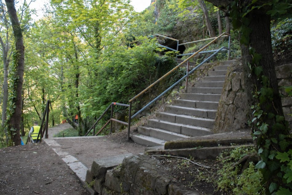 Ilustračný obrázok k článku Obnovia chodníky na Nitriansky hrad: Novinkou bude odpočinková TERASA s lavičkami, FOTO