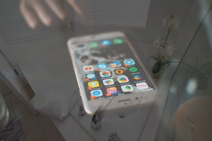 Ilustračný obrázok k článku Beriete si MOBIL aj do VANE? Márii (†16) sa to stalo osudným! Tragických prípadov je VIAC