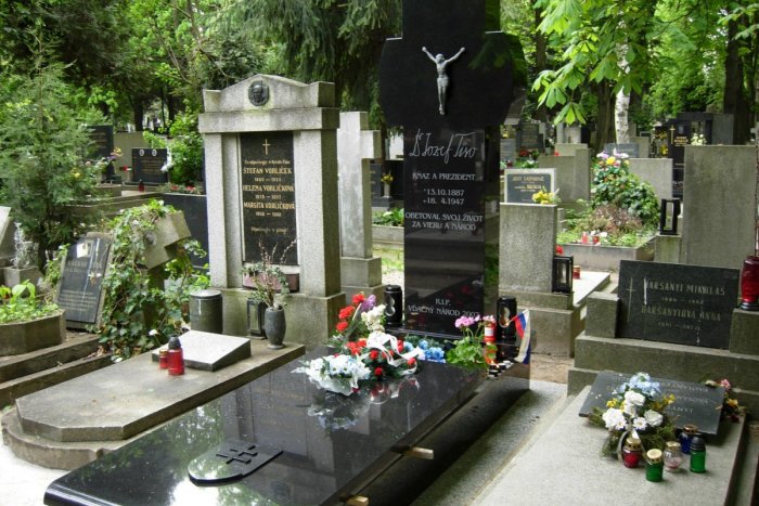 Ilustračný obrázok k článku ŠOK na Tisovom hrobe: Niekto si dal tú námahu a ZHANOBIL ho! Polícia už KONÁ