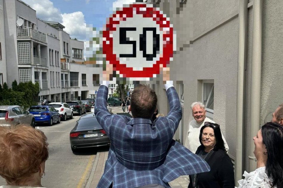 Ilustračný obrázok k článku Čože je to 50-tka!? Matovič OSLAVUJE a schytala to dopravná značka, FOTO