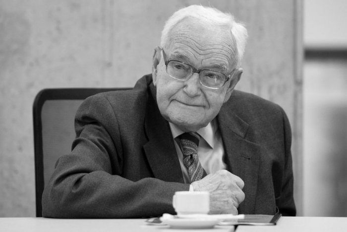 Ilustračný obrázok k článku Slovenskú žurnalistiku zasiahla smutná správa: Zomrel jeden z jej najväčších nestorov