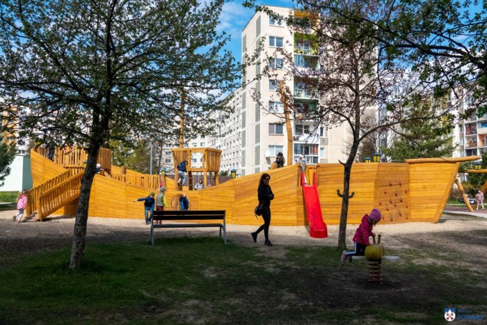 Ilustračný obrázok k článku V Poprade zakotvila obrovská drevená LOĎ: Najväčšiu radosť z nej majú deti, FOTO