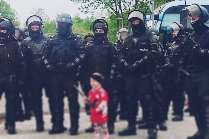 Ilustračný obrázok k článku PROBLÉMY na zápase Slovana nehrozili: Policajtom asistovala ROZKOŠNÁ posila s obuškom, FOTO